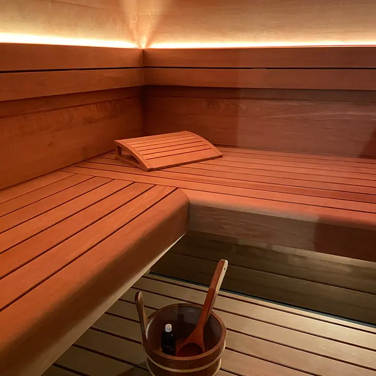 Sauna Innenansicht mit Kübel und Duftglas