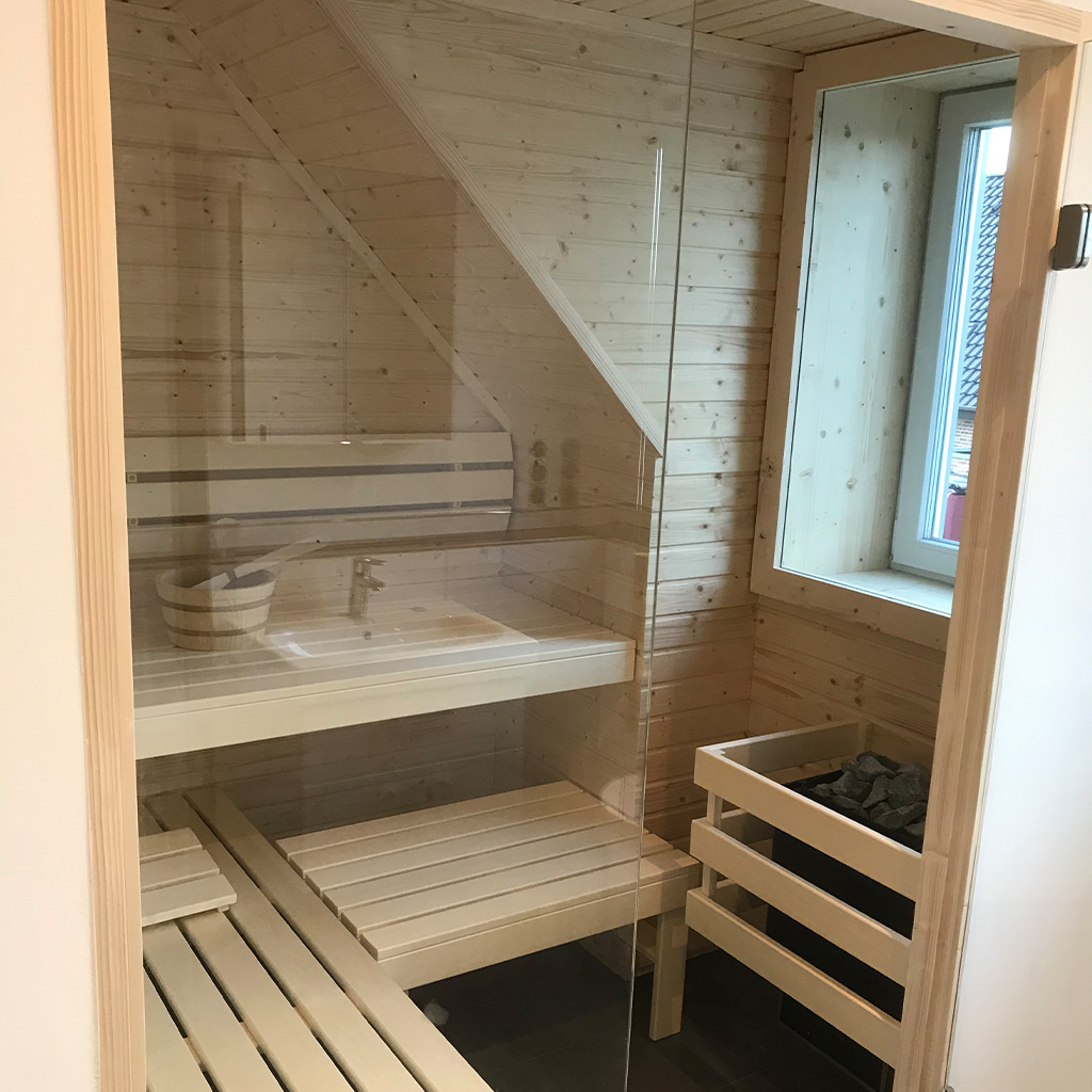 Familie O. aus Brandenburg: Individuelle Sauna integriert in die Dachschräge